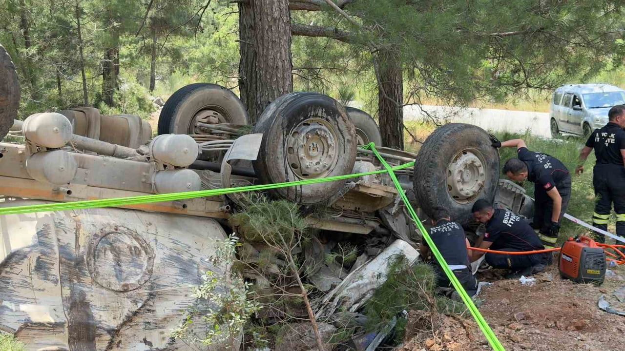 Burdur’da beton mikseri devrildi: 2 kişi yaralandı