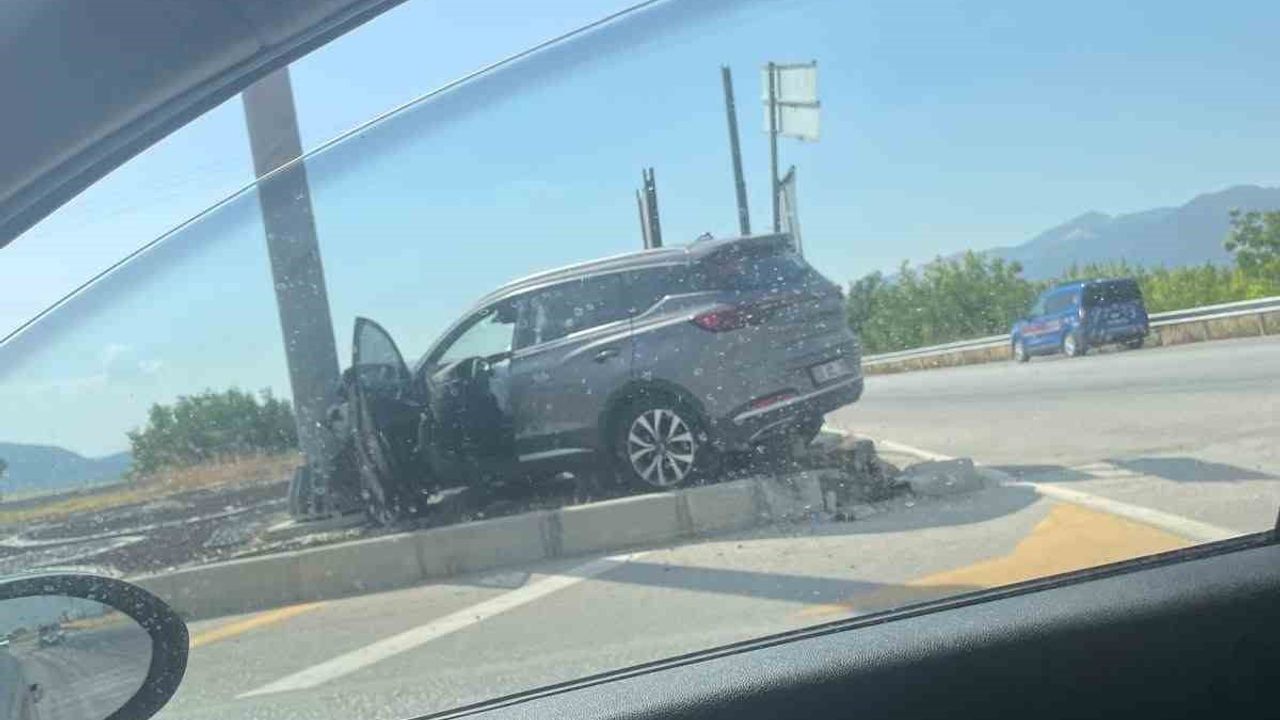 Burdur'da Fethiye kara yolunda çarpışma: dört kişi tedavi altına alındı
