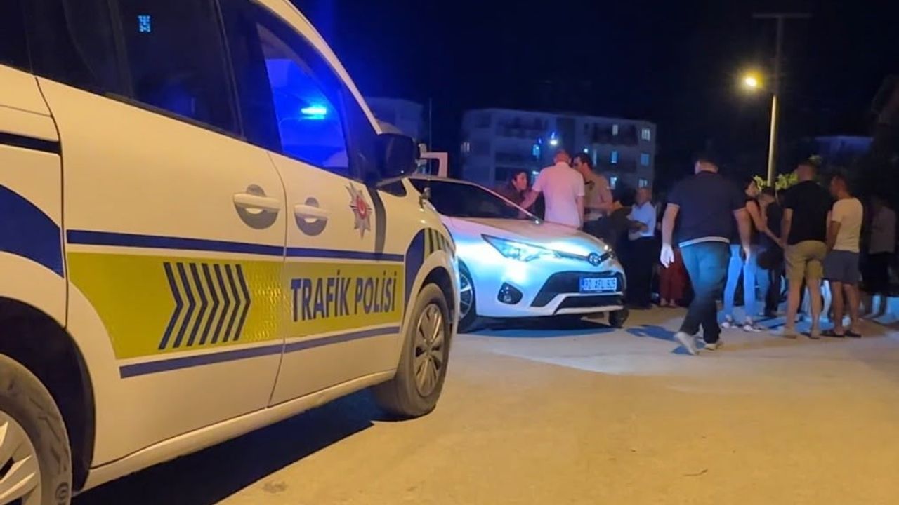 Burdur'da motosiklet otomobille çarpıştı, yol kenarındaki çocuğa çarptı