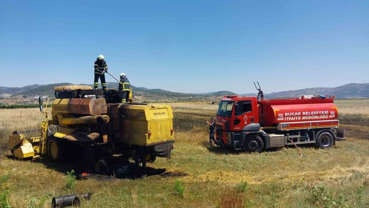 Burdur'da seyir halindeki biçerdöver yandı, yaklaşık 1 dönüm anız zarar gördü
