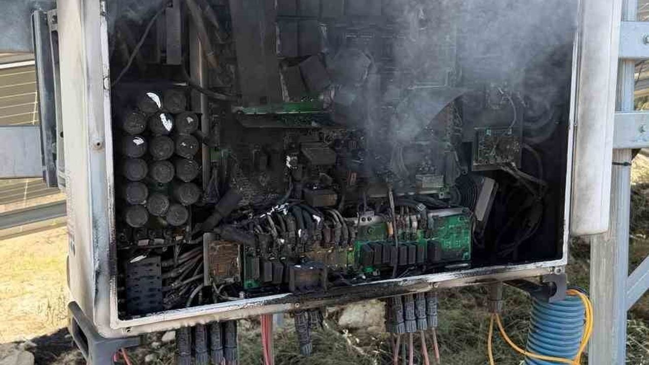 Burdur'da trafo alevleri güneş enerji sahasındaki otluk alana sıçradı