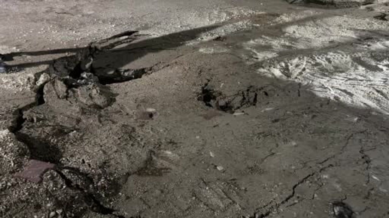 Burdur’da yağış sonrası köprü yolunda çökme meydana geldi