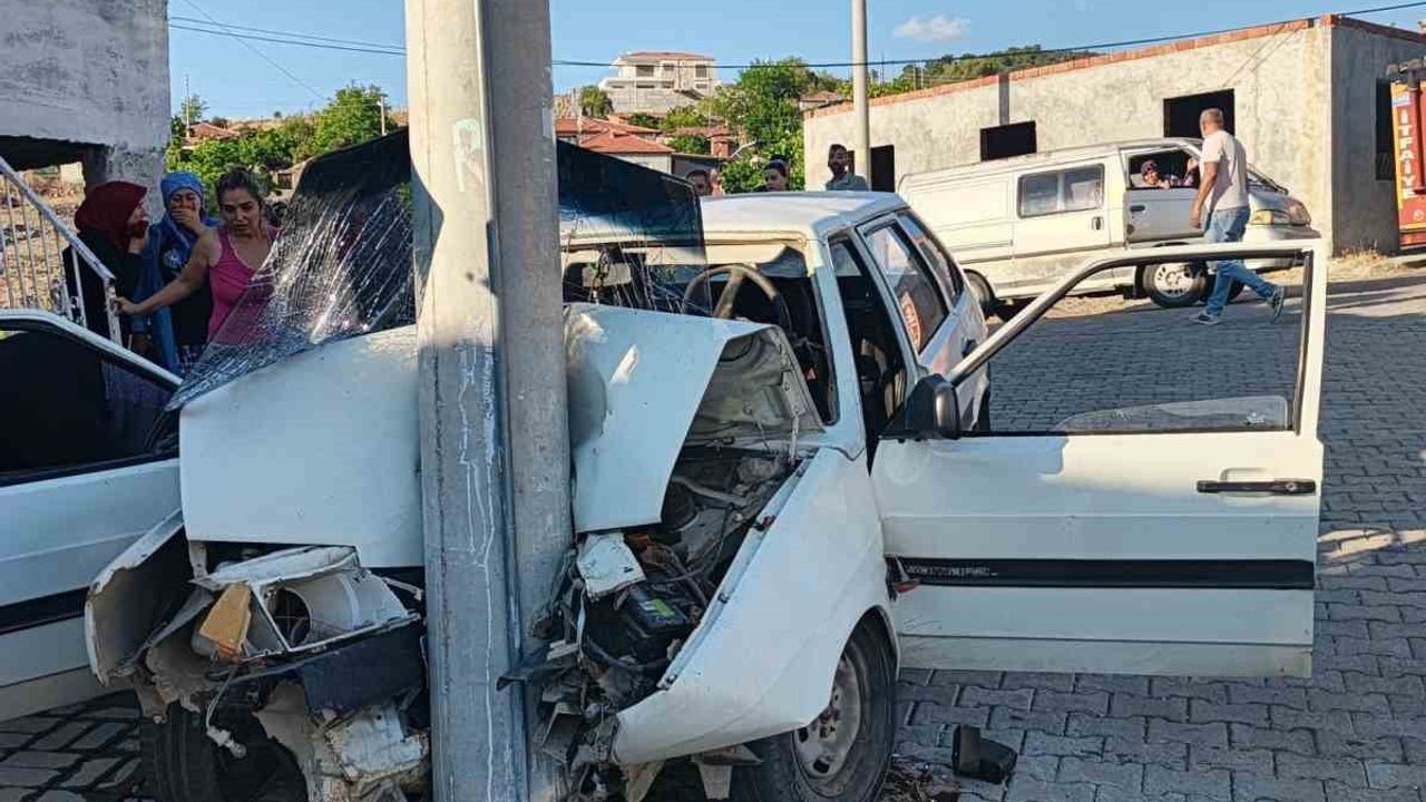 Burhaniye'de 06 Z plakalı otomobil elektrik direğine çarptı, iki kişi yaralandı