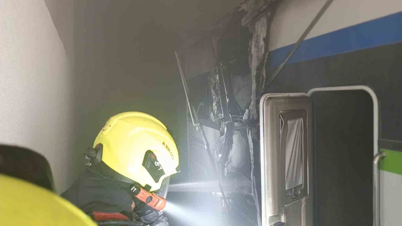Burhaniye'de kamyonet karavan alev aldı, itfaiye hızla müdahale etti