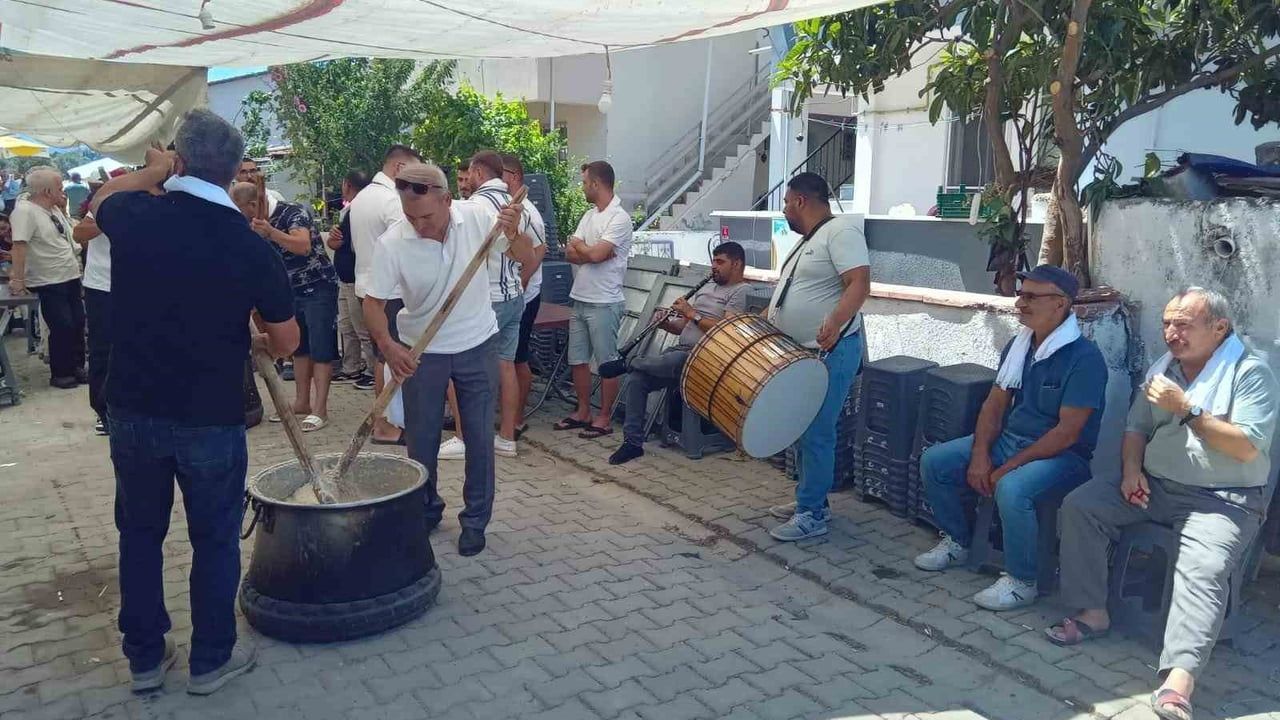 Burhaniye'de keşkek dövme geleneği sürüyor