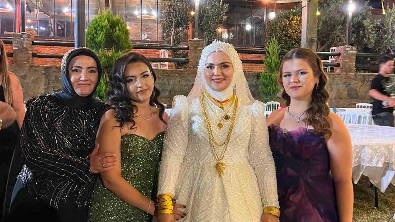 Burhaniye'de muhtarın kızı Yaprak Kozan ile Gökhan Yazıcı evlendi
