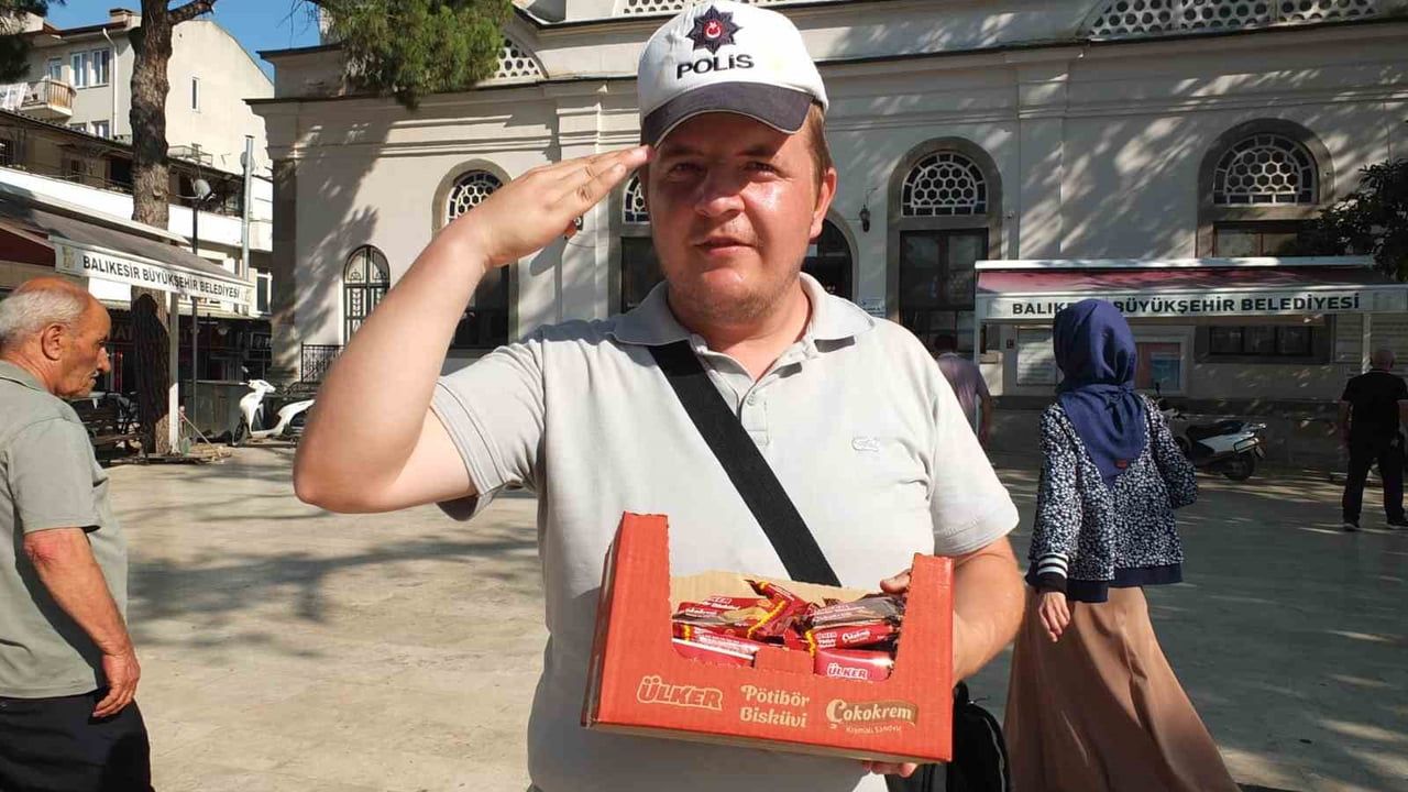 Burhaniye'nin polis şapkasıyla tanınan seyyar satıcısı