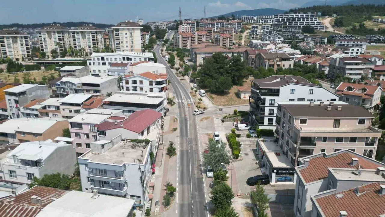 Bursa Büyükşehir Belediyesi Üçevler Mahallesi Denizciler Caddesi'nde asfalt yeniliyor