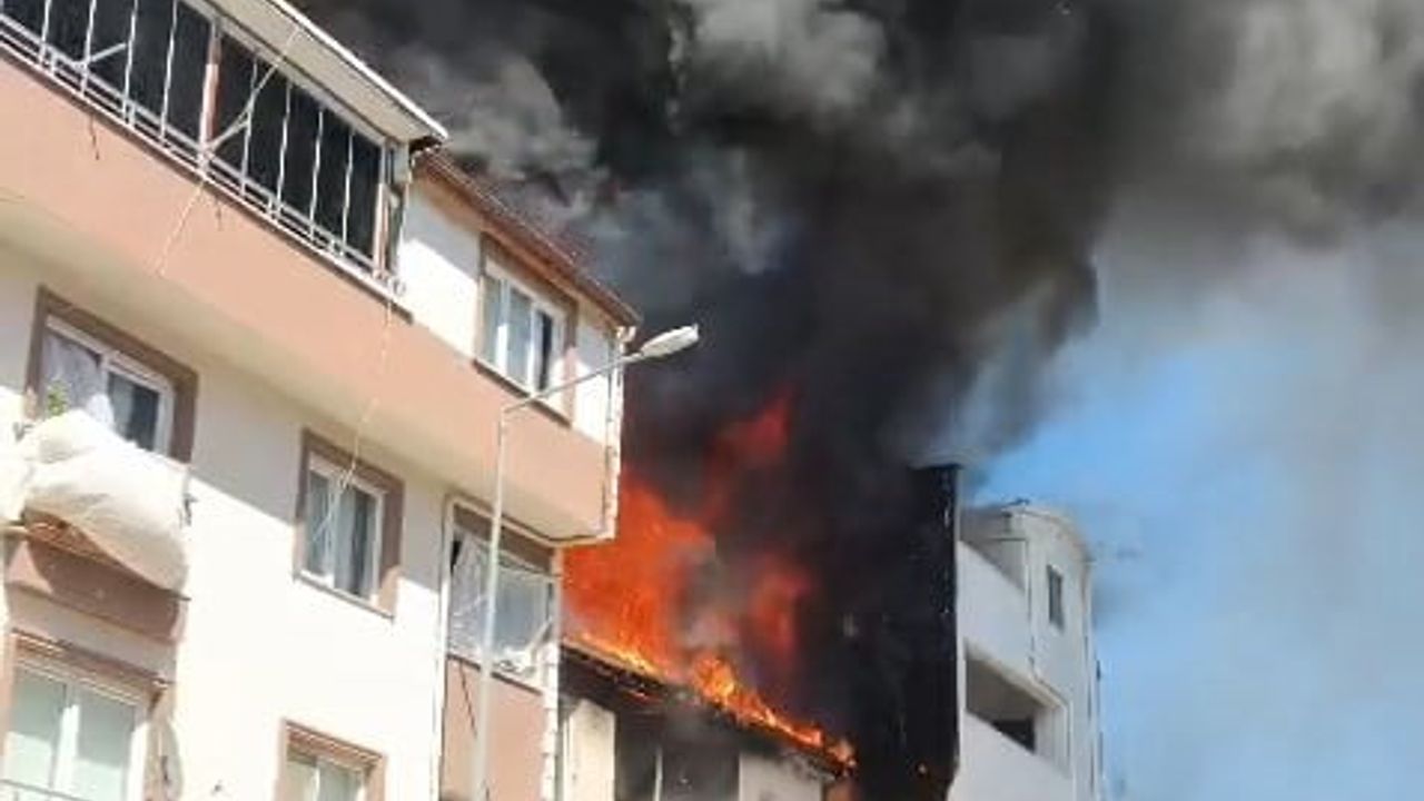 Bursa'da 3 katlı binanın çatısı alevlere teslim oldu