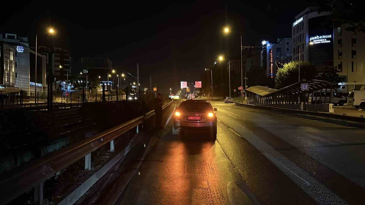 Bursa'da ana arterde karşıdan karşıya geçerken otomobil çarpan adam ağır yaralandı