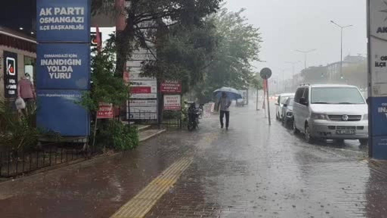 Bursa’da aniden bastıran yağmur sokakları göle çevirdi