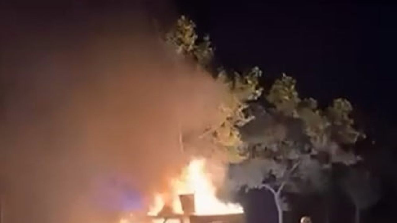 Bursa'da Ankara Yolu'nda alev alan kamyonet itfaiye tarafından söndürüldü
