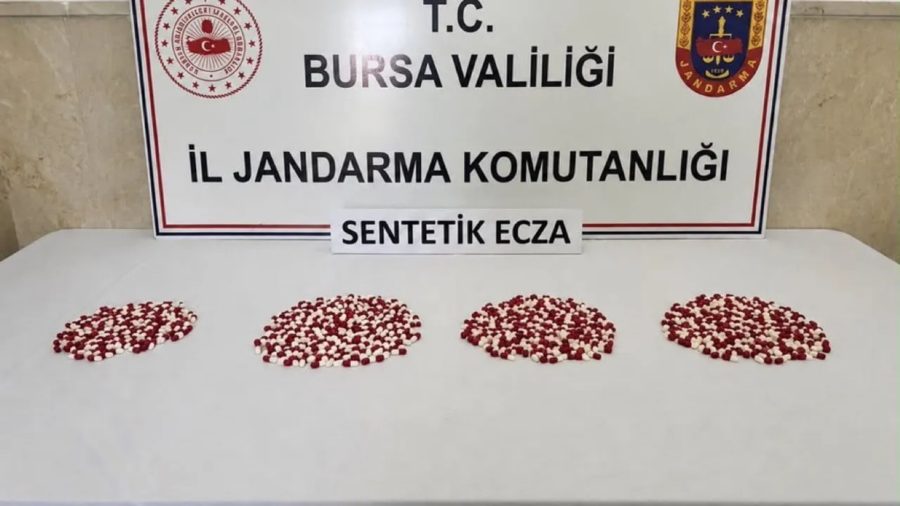 Bursa'da bin 98 sentetik ecza hap ele geçirildi