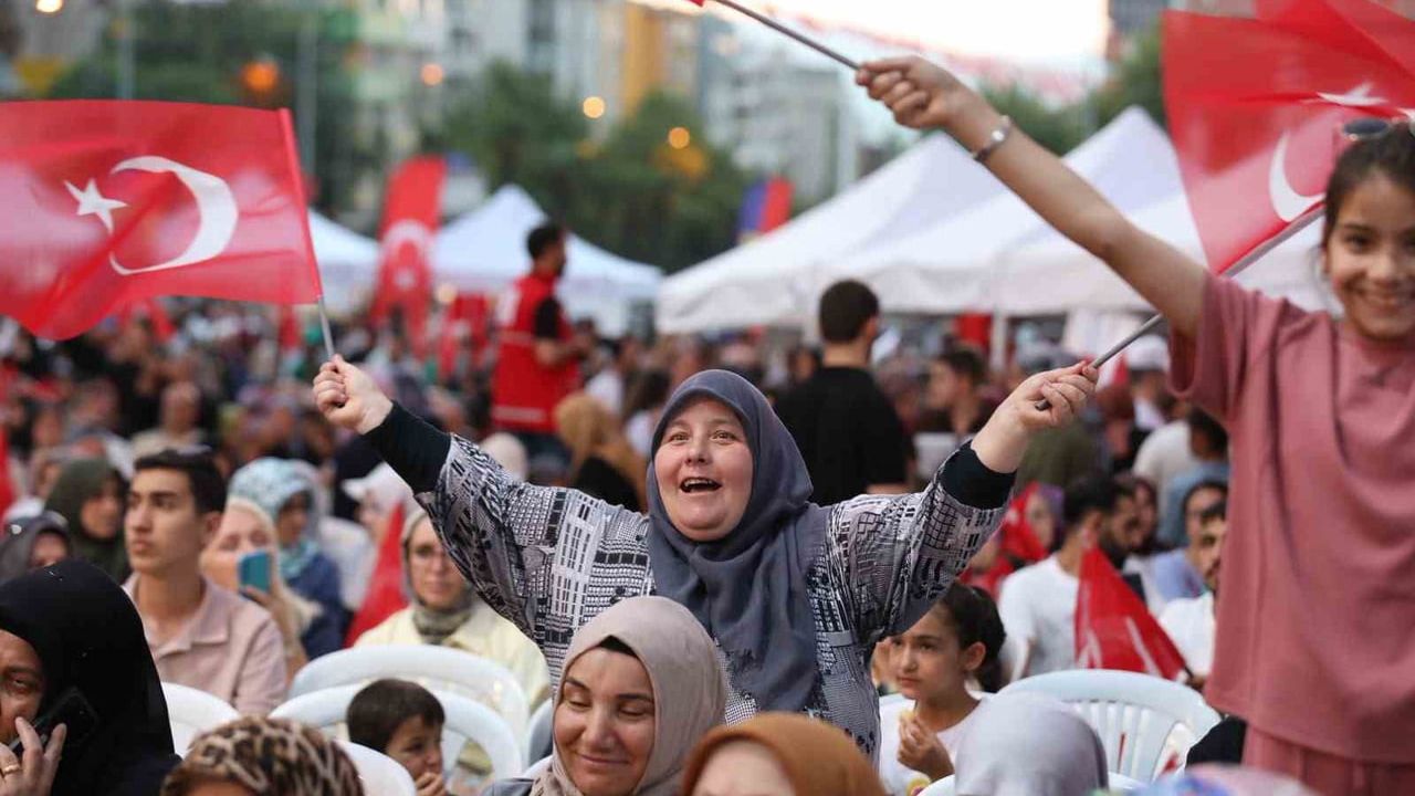 Bursa'da demokrasi ve bayrak yürüyüşü