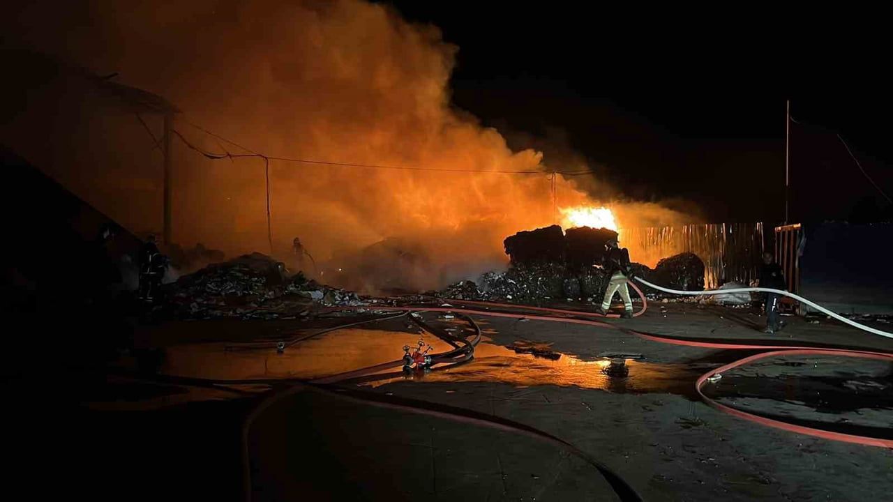 Bursa'da geri dönüşüm tesisinde gece yangını