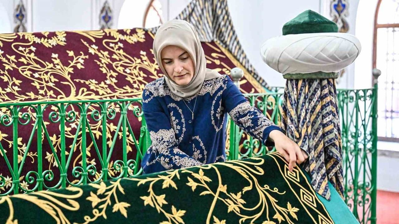 Bursa'da hanedan türbelerinin sanduka puşideleri el dokumasıyla yenilendi