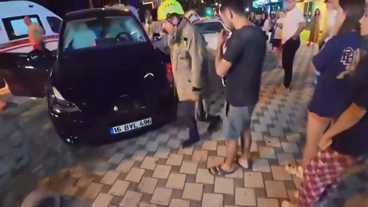 Bursa'da kırmızı ışık ihlali: motosiklet ile otomobil çarpıştı