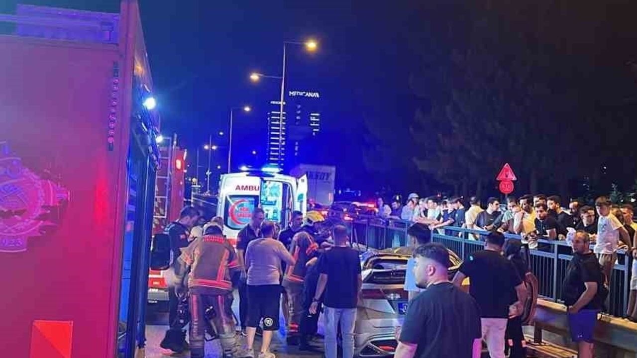 Bursa'da otomobil bariyerlere çarpıp takla attı kask kamerasına yansıdı