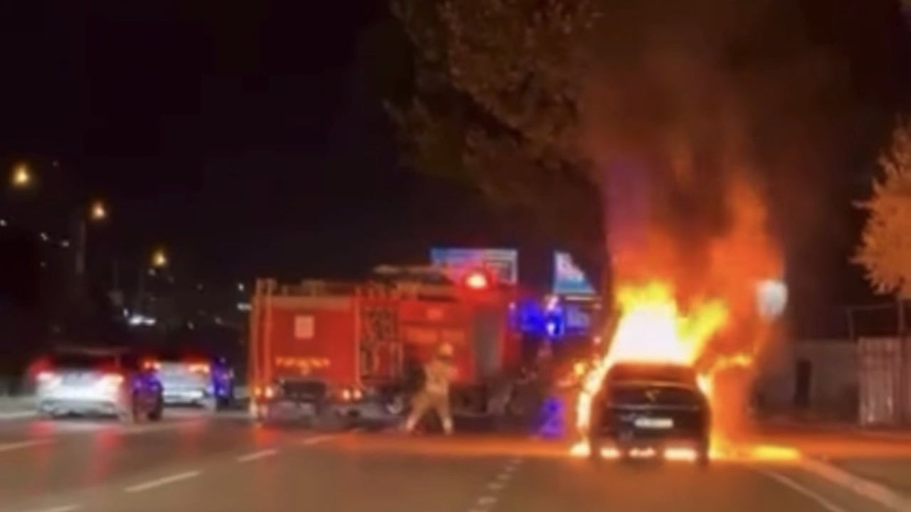 Bursa'da seyir halindeki otomobil motor yangını sonucu kullanılamaz hale geldi