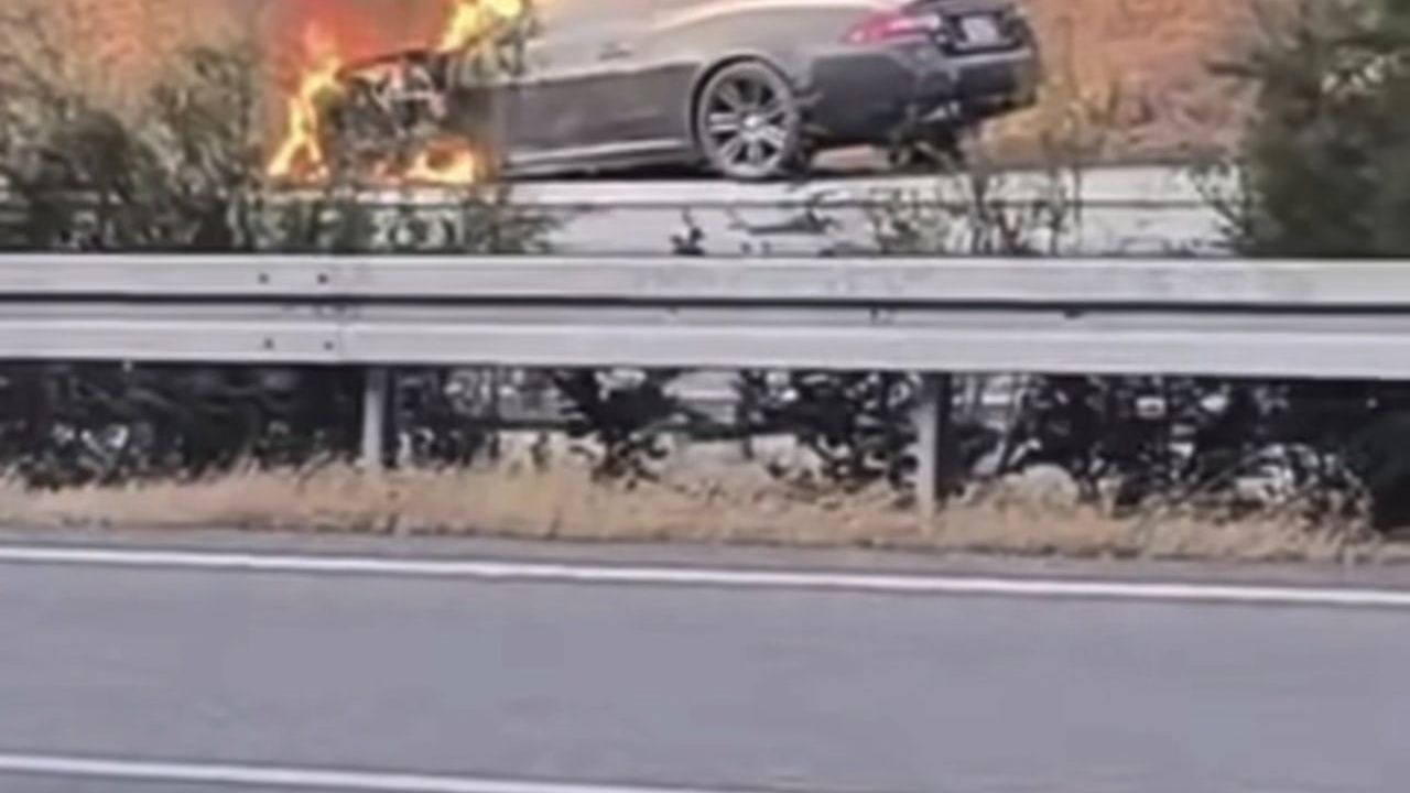 Bursa'da seyir halindeki otomobil yandı, araç kullanılamaz hale geldi