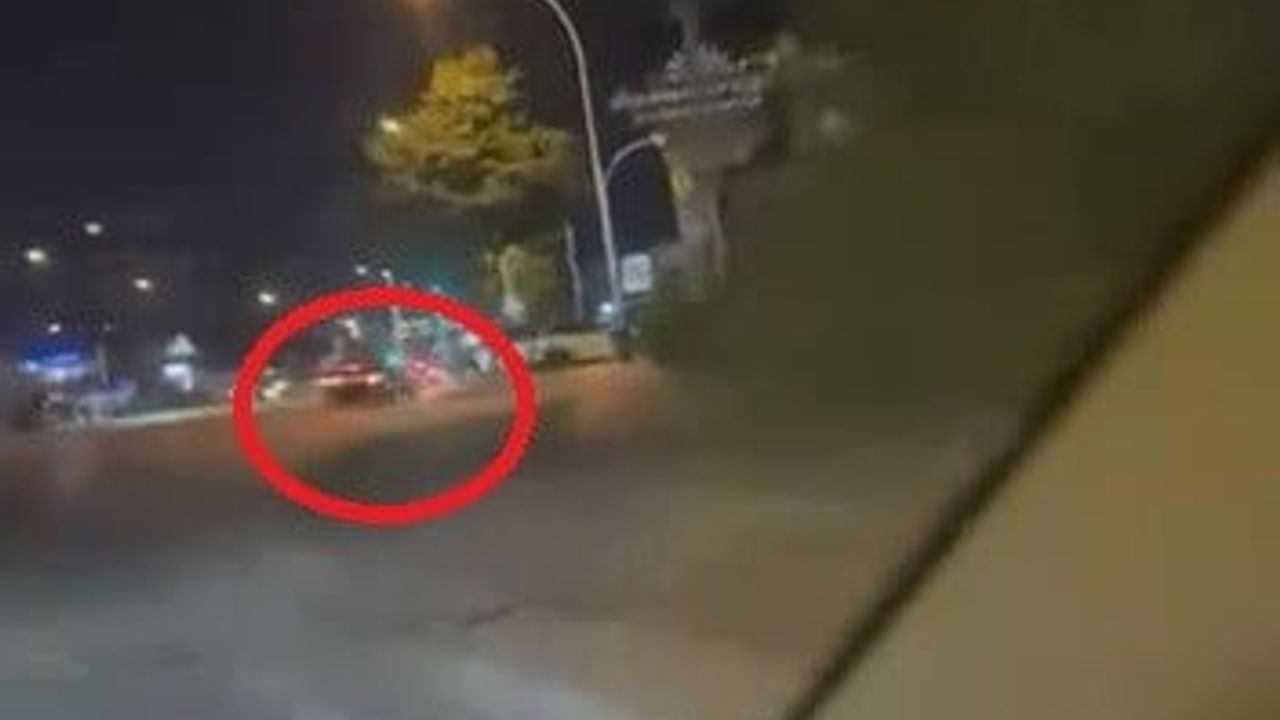 Bursa'da yeşil ışıkta drift yaptı, park halindeki araçlara çarpmaktan kıl payı kurtuldu