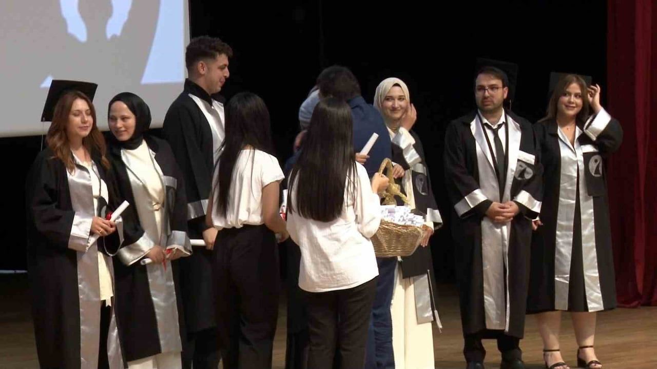 Bursa il emniyet müdürü Kadir Gökce kızına diplomasını verdi