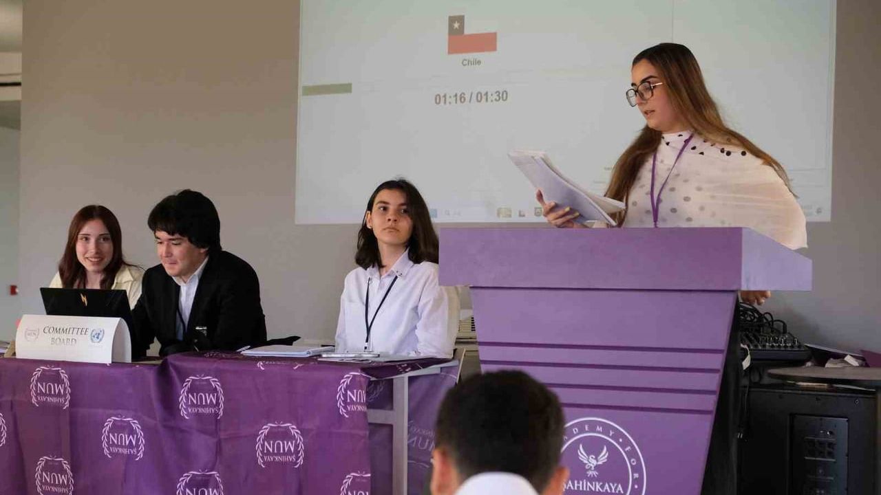 Bursa’nın genç diplomatları Şahinkaya MUN’26 konferansında buluştu