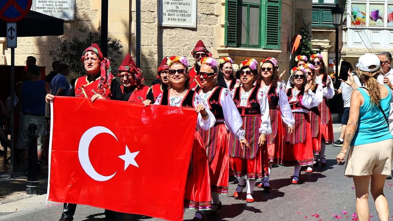 BUÜ halk oyunları grubu Malta'da Türkiye'yi ilk kez temsil etti