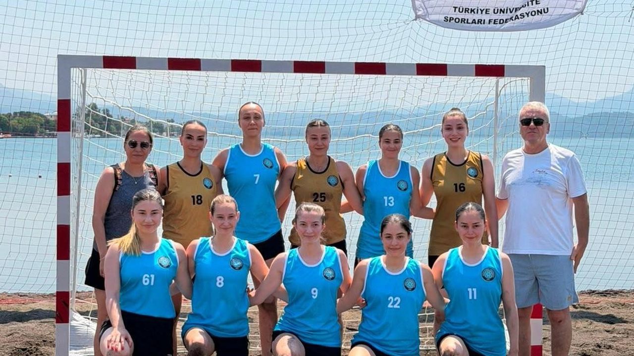 BUÜ kadın hentbol takımından çifte gurur