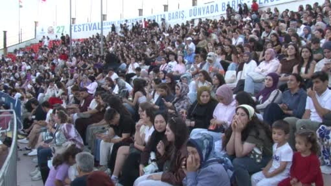 büyükçekmece’de kültür şöleni: Emir Can İğrek festivalde coşkuyu yükseltti