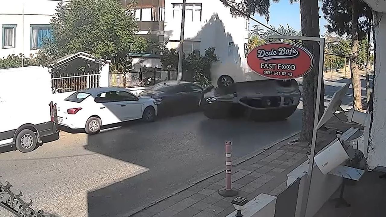 Büyükçekmece'de park halindeki araca çarpıp takla atan sürücü yara almadan kurtuldu