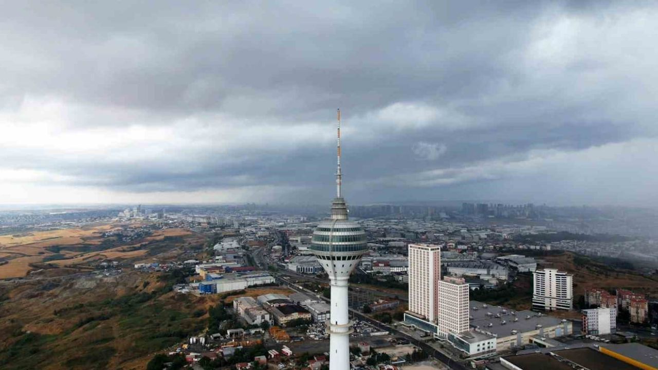 Büyükçekmece semalarını kaplayan kara bulutlar dronla kaydedildi
