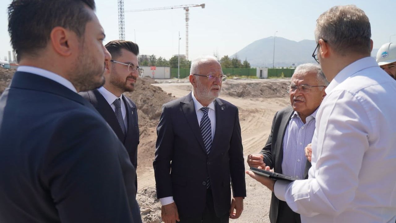 Büyükkılıç ve Elitaş Kartal Katlı Kavşağı'ndaki çalışmaları yerinde inceledi