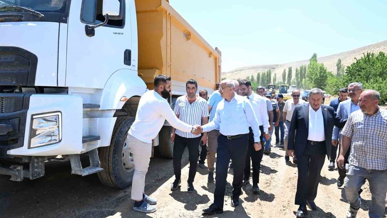 Büyükşehir 55 mahalleyi bağlayan Esenbey grup yolunda standardı yükseltiyor