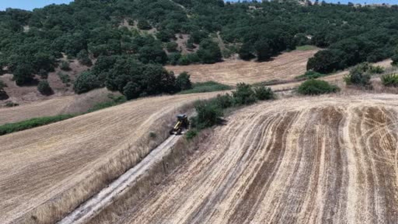 Büyükşehir Balıkesir'de tarla yollarını düzelterek üretimi destekliyor