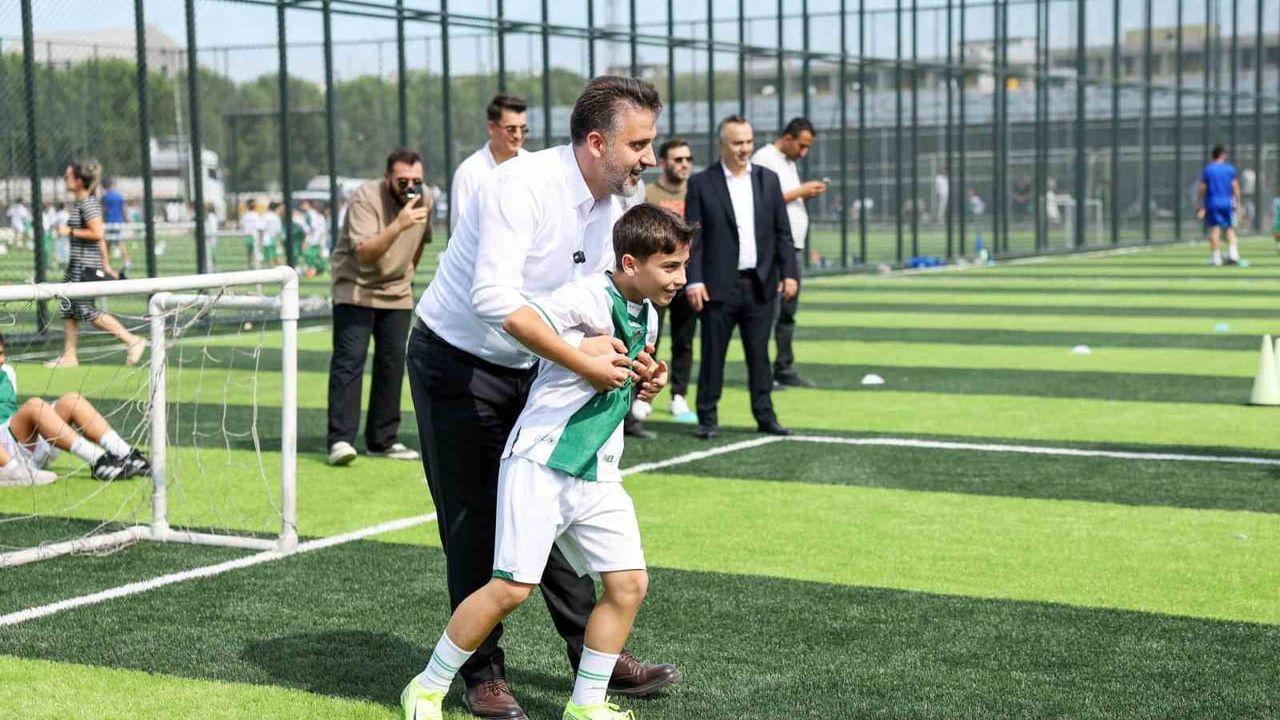 Büyükşehir’den Bursaspor altyapisine üç yeni suni çim saha
