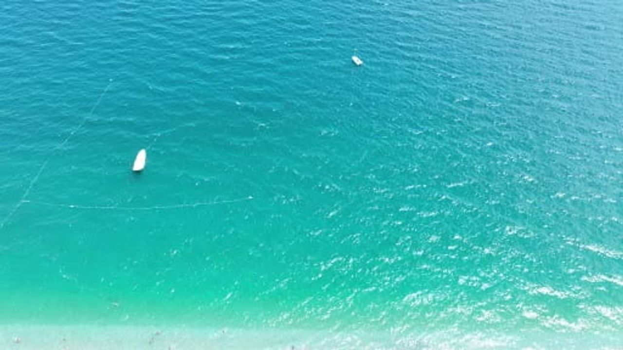 Büyükşehir zabıtası Konyaaltı Sahili'nde dron destekli denetimleri sürdürüyor
