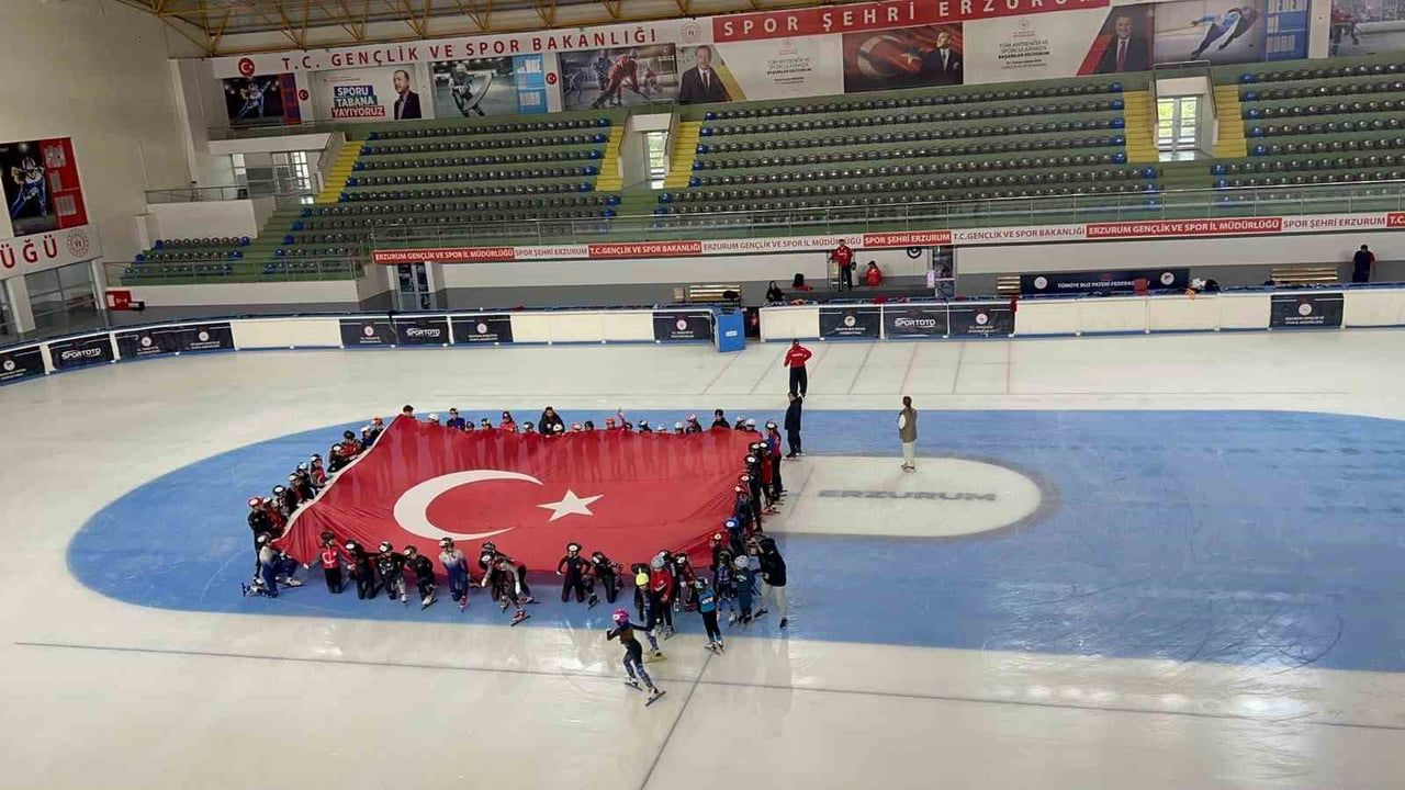 Buzda 15 Temmuz için anlamlı tören