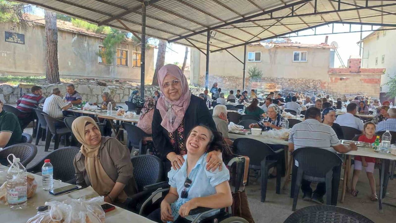 Çal ilçesindeki hayır etkinliğinde çocuklara tarih kitabı dağıtıldı