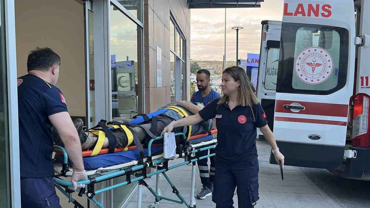 Çamardı'da midibüs devrildi: 3 yaralı
