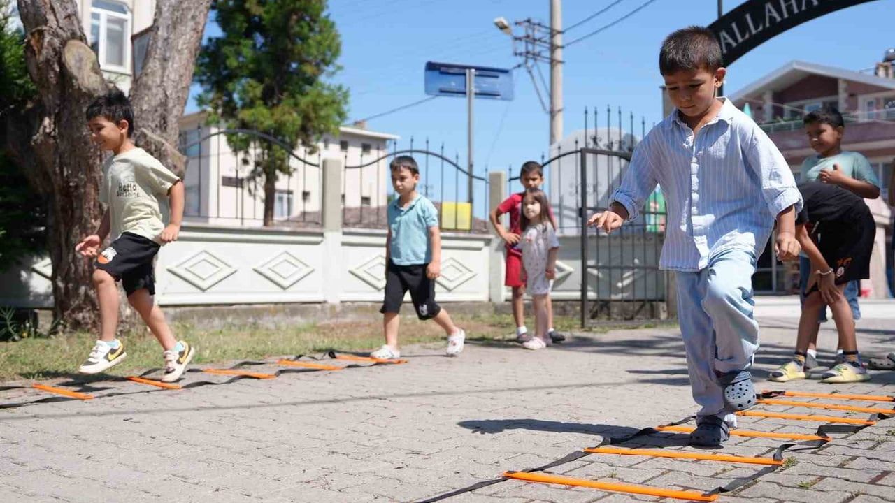 Cami avlusunda spor ve oyun: yaz kursuna hareket geldi