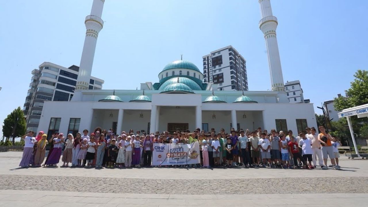 Camilerde yaz neşesi: gençlere dondurma ve etkinlik ikramı