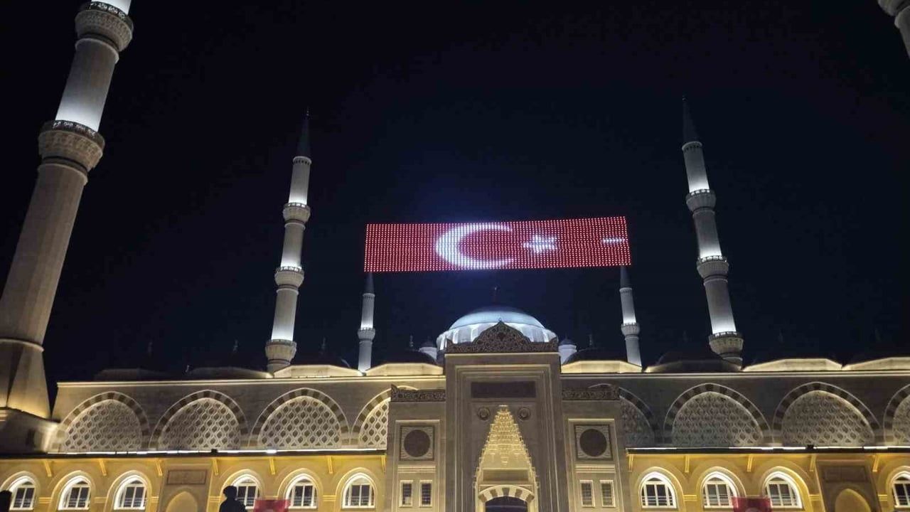 Çamlıca Camii'nde 15 Temmuz'un 10. yılı anısına sela okundu