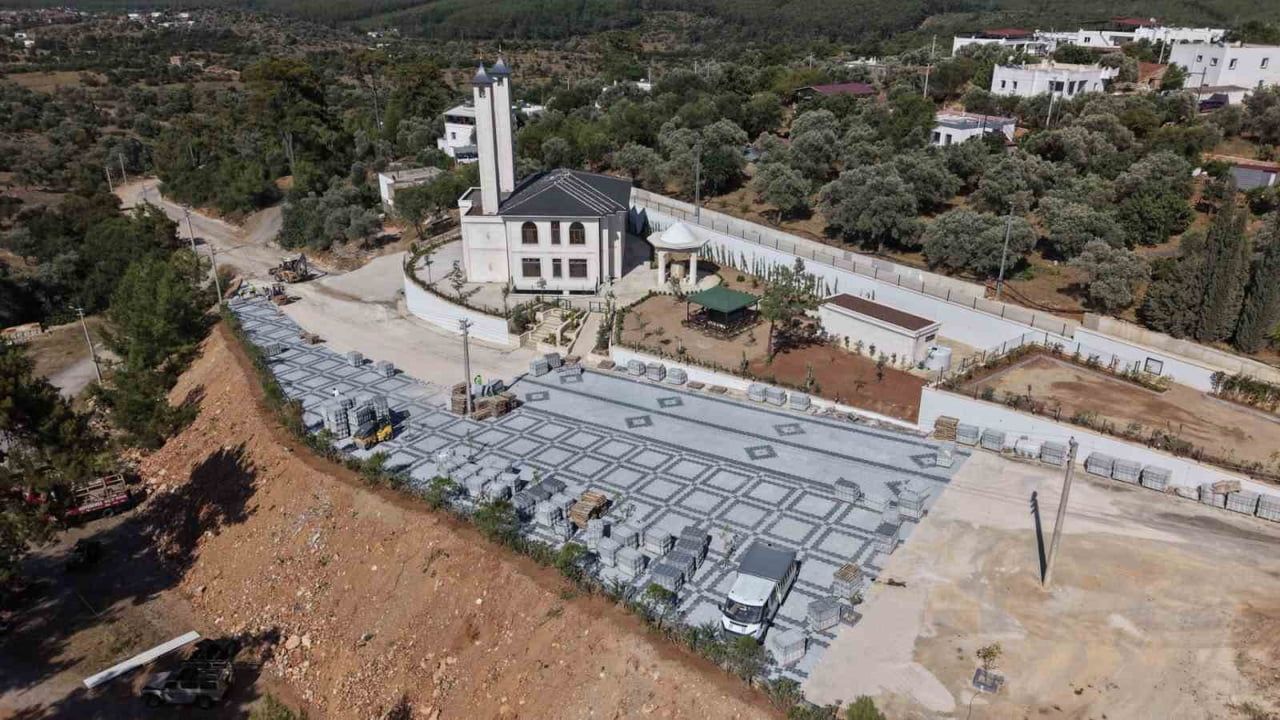 Çamlık Cami önü meydanı düzenleniyor