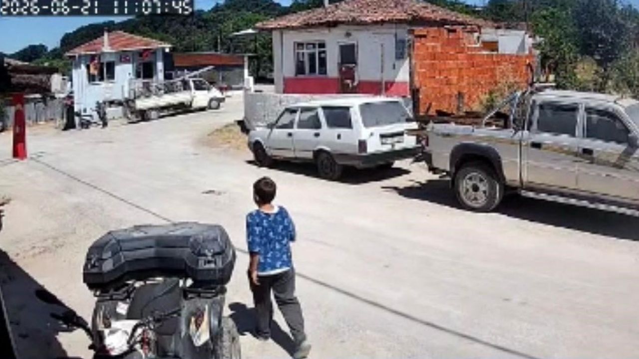 Çan’da küçük eren’den anlamlı jest: bayrak ve Atatürk portresine saygı