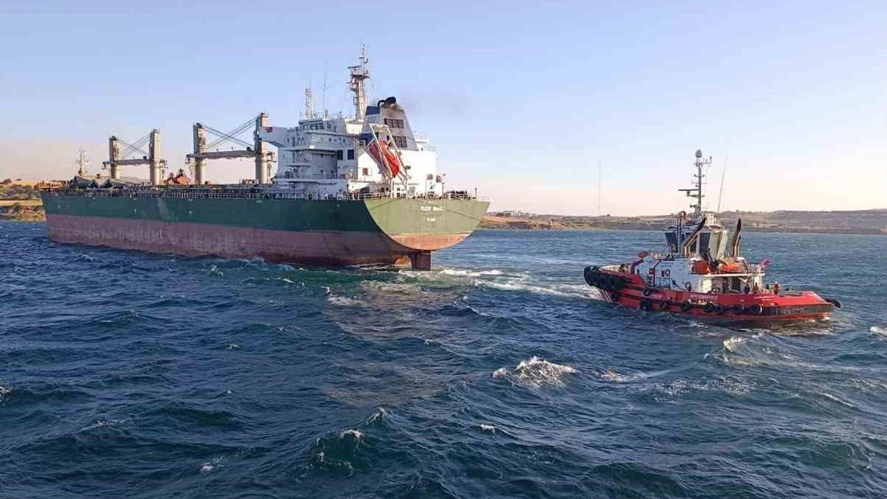 Çanakkale Boğazı'nda PILATUS MARINE karaya oturdu, geçişler çift yönlü askıya alındı