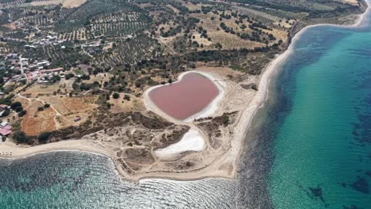 Çanakkale'de 2 bin yıllık antik liman kalpli pembe göle dönüştü