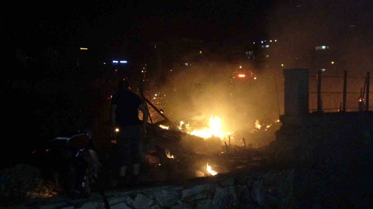 Çanakkale'de akşam çıkan tarım yangını ekiplerin müdahalesiyle kontrol altına alındı