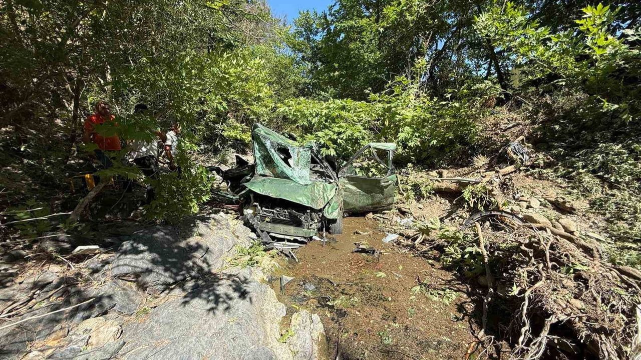 Çanakkale'de dere yatağına uçan araçtaki 2 kişi hayatını kaybetti