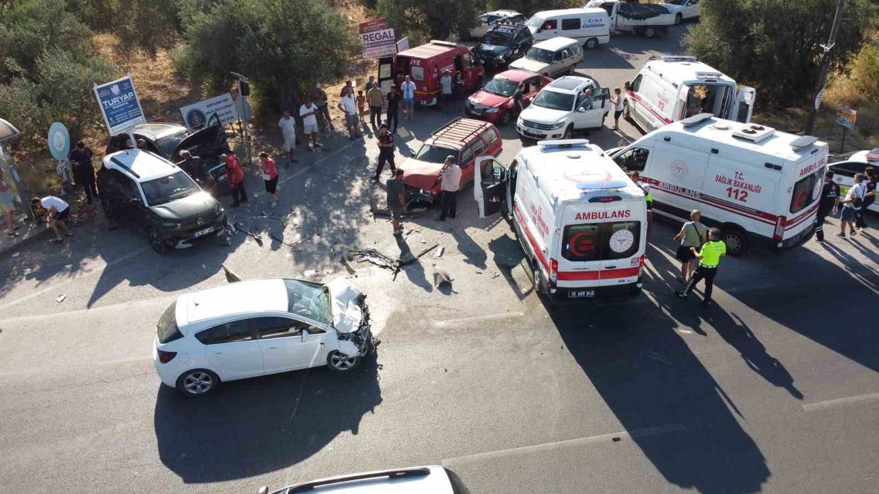 Çanakkale-İzmir karayolunda zincirleme kaza: 4 yaralı, 1'i ağır